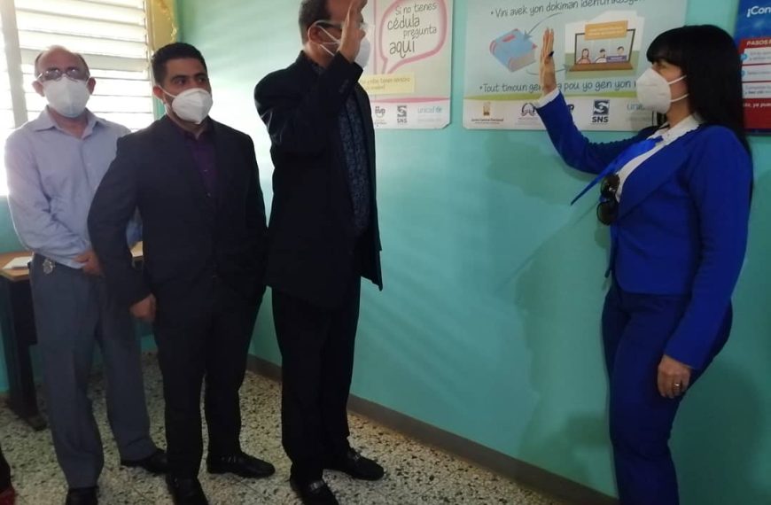 Doctor Rafael Collado posesiona directora Hospital Juan Antonio Castillo.