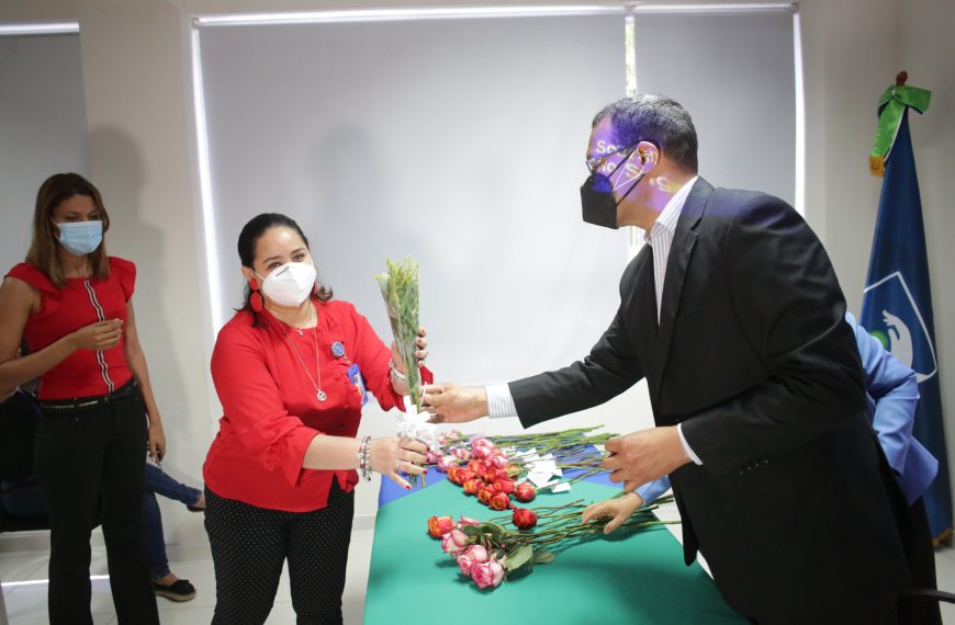 El SRSCC Conmemoró El Día De La Mujer Con Entrega De Flores A Sus Colaboradoras.