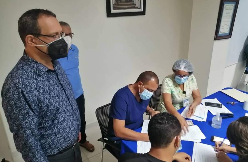 La Regional de Salud en La Vega, realizó su jornada de vacunación contra COVID-19 a todo su personal.