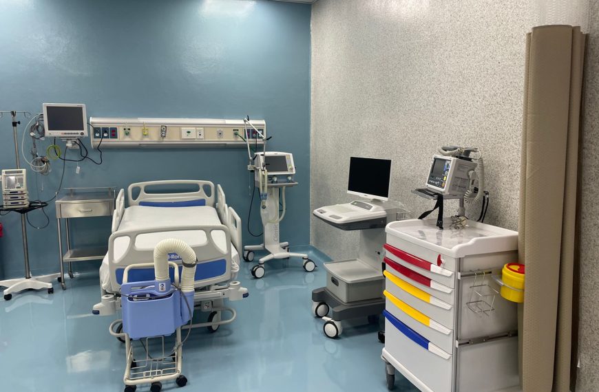 El SNS pone en funcionamiento la nueva Unidad de Cuidados Intensivos para adultos y una UCI pediátrica en el Hospital Marchena