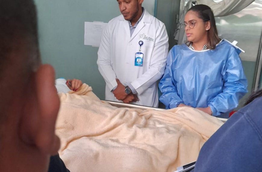 Dra. Robles visita personalmente a la joven Yessica Bueno