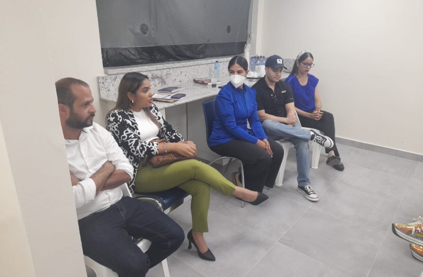 Dra. Robles se reúne con galenos de Jarabacoa para traslado de consultas