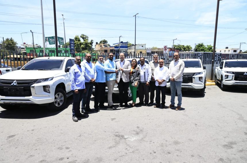 SNS entrega diez camionetas a las nueve regionales de salud