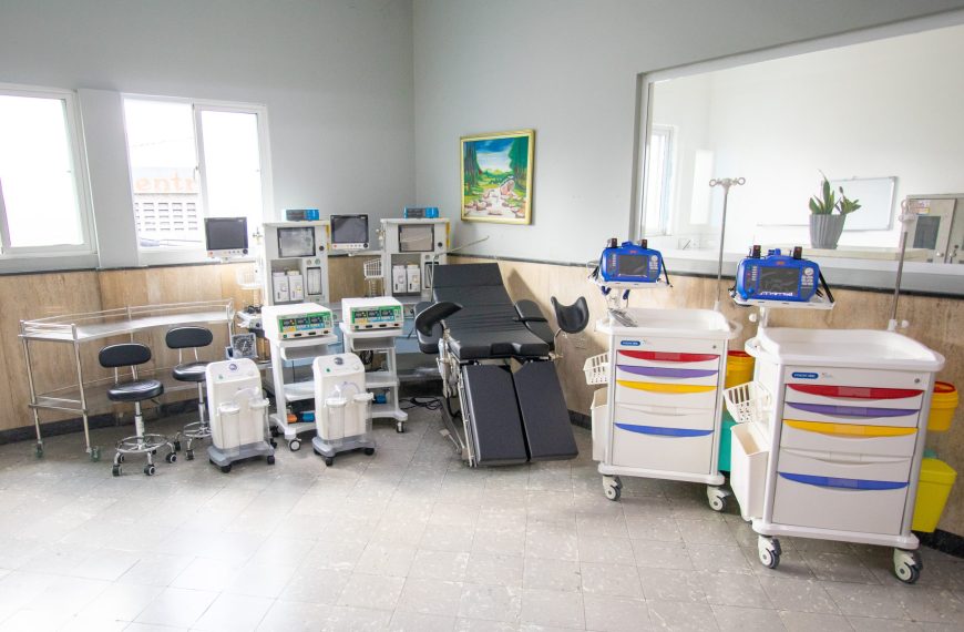 SNS entrega equipos al hospital Columna