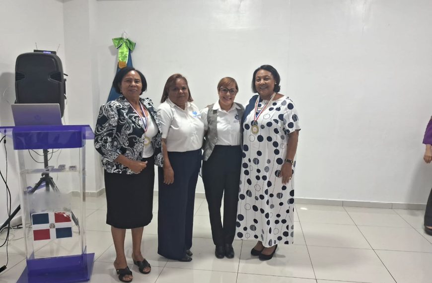 El Servicio Regional de Salud Cibao Central reconoce a dos enfermeras con más de 35 años de servicio