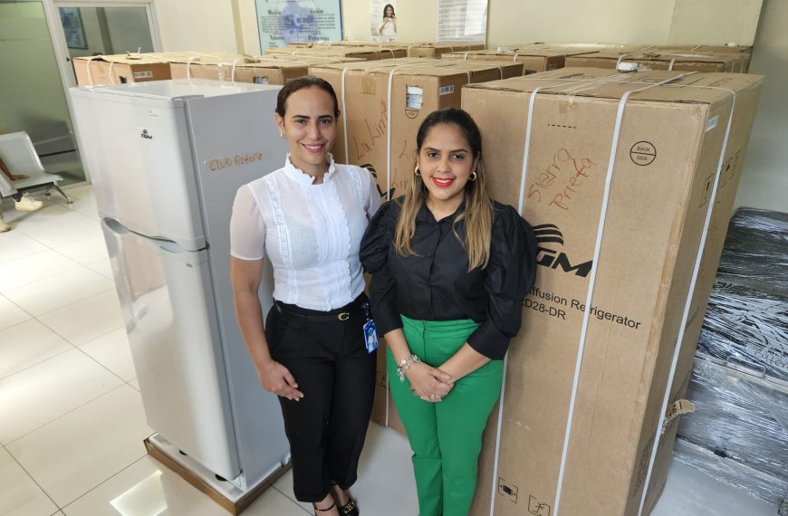 SRS Cibao Central Refuerza Almacenamiento de Vacunas con 17 Nuevas Neveras de Gas y Eléctrica