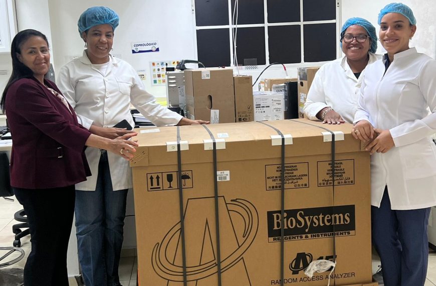Centro Clínico y Diagnóstico de La Vega fortalece su capacidad con la instalación del nuevo equipo de química A15 de BioSystems