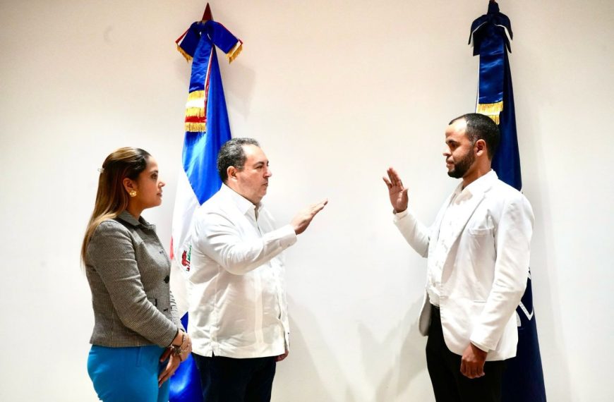 Director ejecutivo del SNS, juramentó este jueves al doctor Wilton Álvarez Lora en Maimón