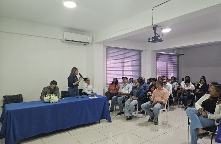 Directora Regional del SRS Cibao Sur se reúne con directores, encargados de atención al usuario y facturación de hospitales para socializar nuevos protocolos de atención a pacientes extranjeros