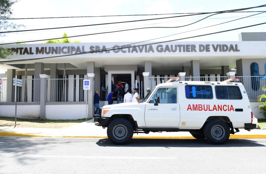 Ministro Ito Bisonó y su esposa Chabela León donan ambulancia equipada al Hospital de Jarabacoa
