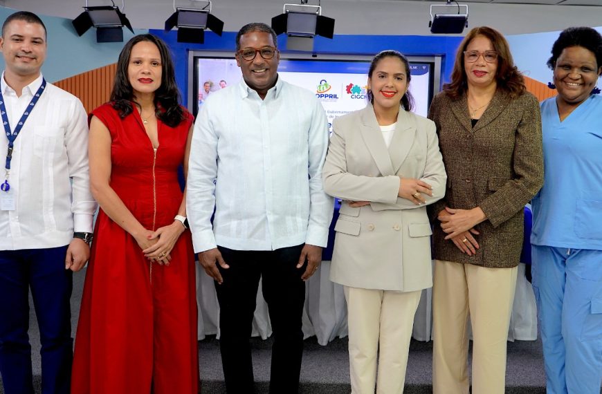 Dra. Ayadelky Robles participa en conversatorio sobre liderazgo femenino en salud pública