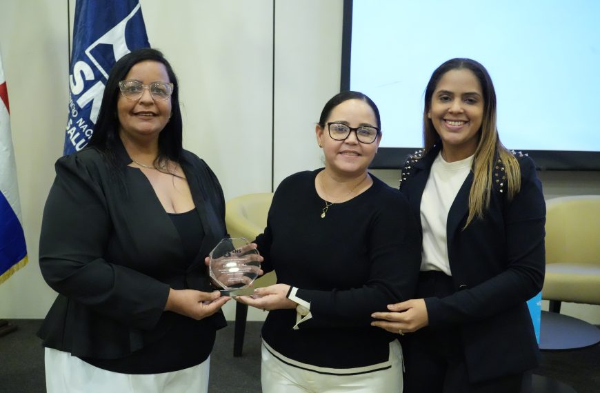 Dra. Yajaira Flete recibe reconocimiento del SNS por su compromiso en Emergencias y Traslados