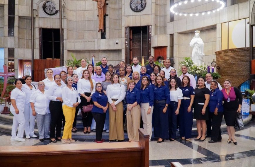 SRS Cibao Sur participa en Eucarist&iacute;a dedicada al sector salud en la Catedral de La Vega