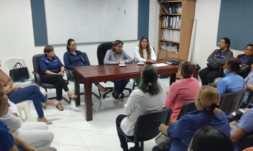 Dra. Ayadelky Robles encabeza reuni&oacute;n estrat&eacute;gica para fortalecer los servicios de enfermer&iacute;a en el SRS Cibao Sur
