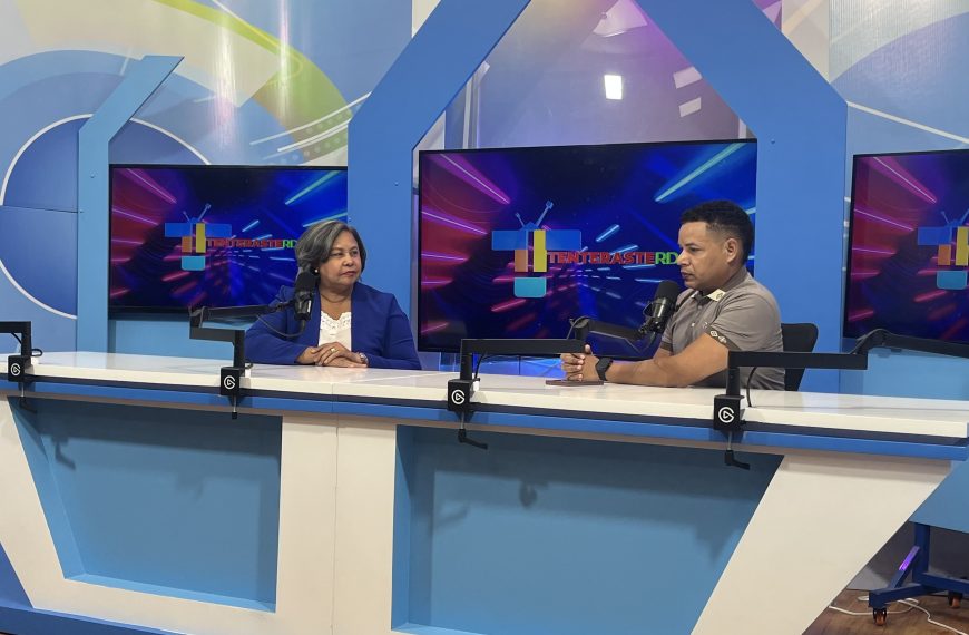 Directora del Centro Hospitalario Dr. Armida Garc&iacute;a resalta avances institucionales y recibe reconocimiento del SRS Cibao Sur